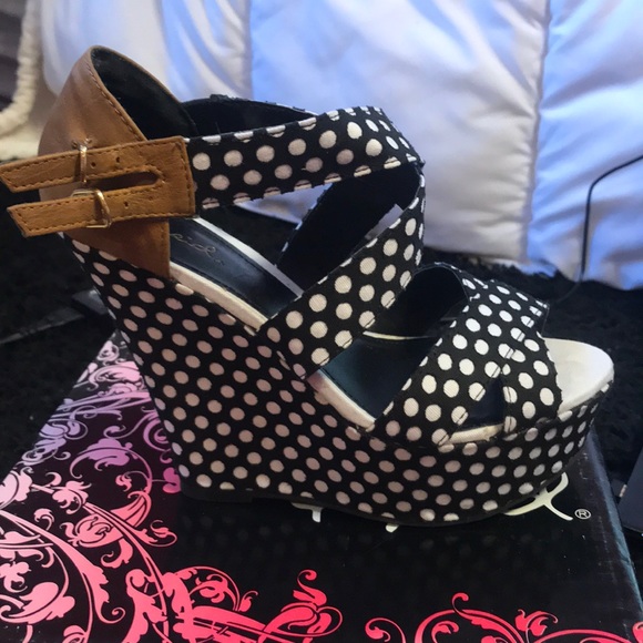 black and white polka dotted wedges - Picture 4 of 7